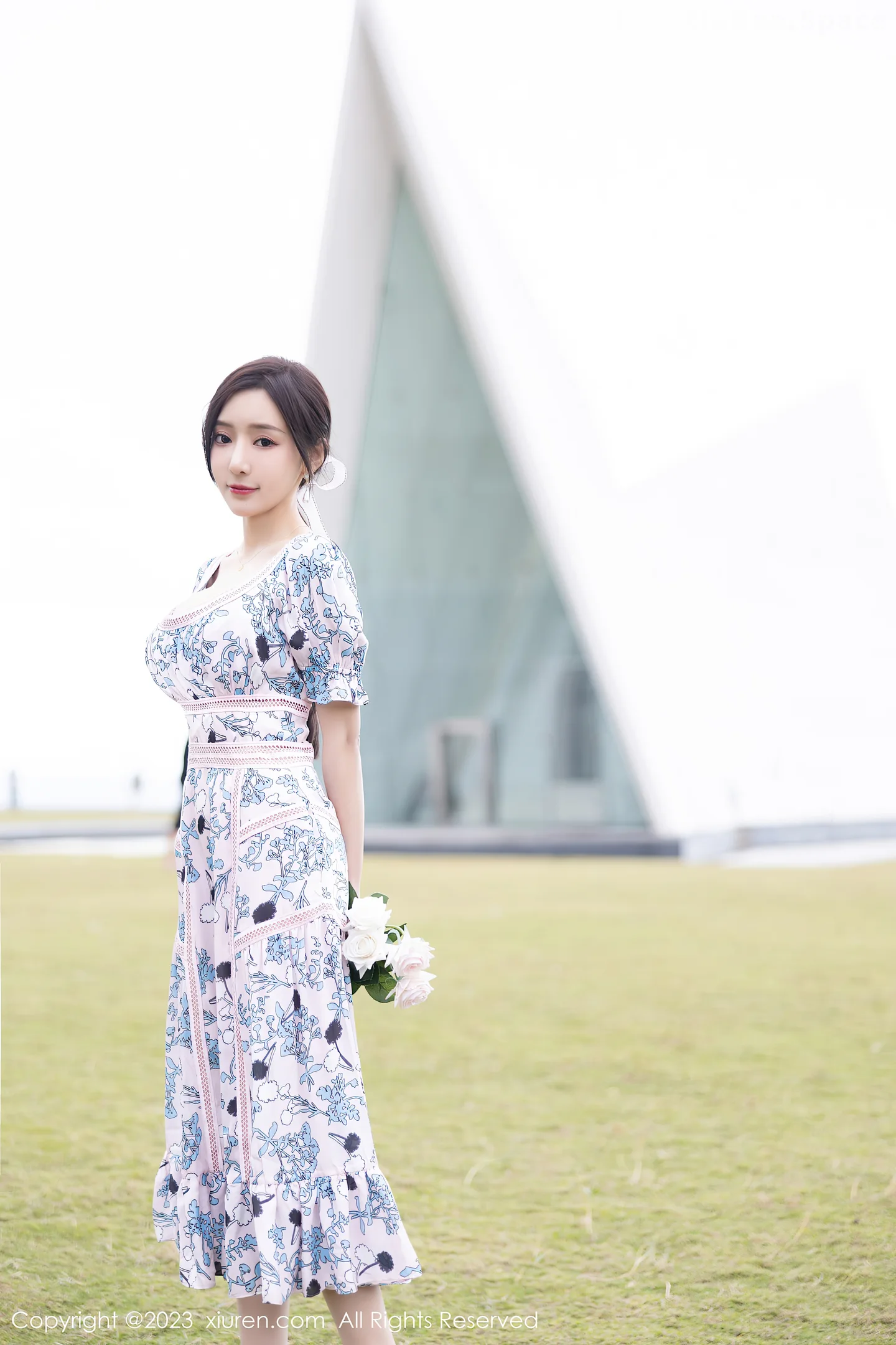 图片[3]-[XiuRen秀人网]2023.03.24 VOL.6474 王馨瑶yanni 粉色连衣裙与灰色内衣加肉丝美腿性感私房写真集-秀人网官方网站